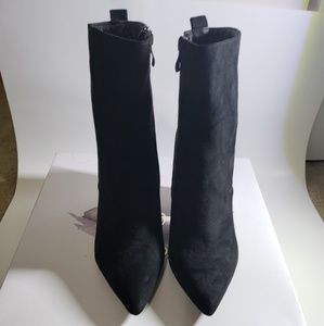 Cowboy style pointed-toe black heels